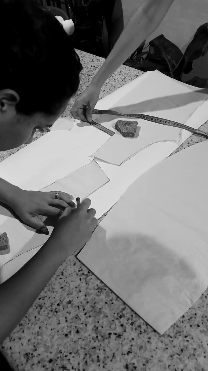 Preparação de moldes e marcação de medidas no ateliê